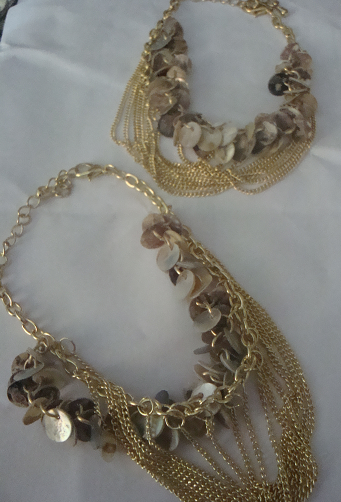 Pulseiras com franjas e ladrinhos.